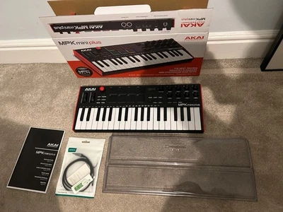 Controlador de teclado compacto Akai MPK Mini Plus con cubierta Decksaver. - Imagen 1 de 2