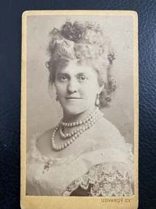 CDV CARTA DE VISITE DI UNA splendida signora perle favolose, pizzo, arte!!! UDVARDY GY - Foto 1 di 12