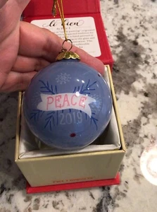 PIER 1 IMPORTS Adorno de Navidad en caja 2019 LI BIEN PEACE DOVE VIDRIO EN CAJA USADO EN EXCELENTE ESTADO - Imagen 1 de 5