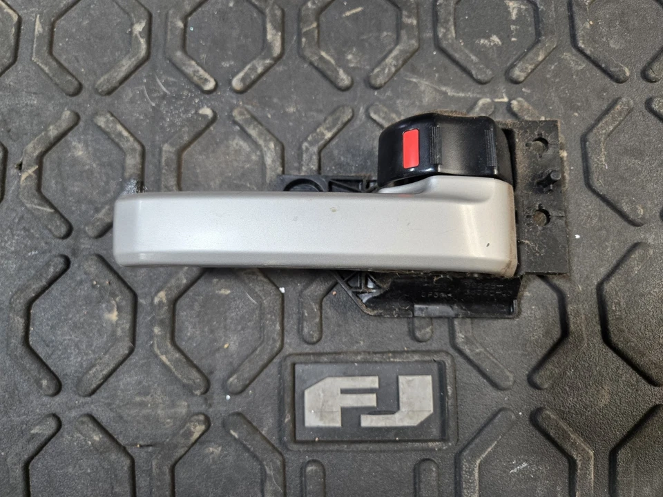 Toyota FJ Cruiser 2007-2013 manija interior puerta delantera derecha plateada  Foto 1 de 4