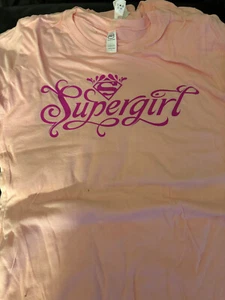 Supergirl Serie de TV Camiseta Promo Rara Nueva Sin Etiquetas Damas Grande Rosa DC Comics - Imagen 1 de 3