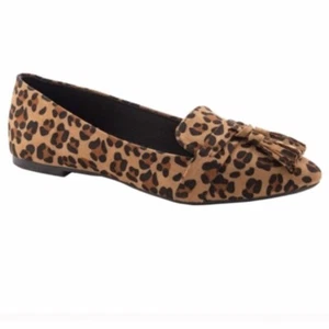 ÚNICO Zapato Plano Leopardo Estampado Animal Mujer Talla 8.5 ZAPATO IZQUIERDO SOLO Amputado - Imagen 1 de 3