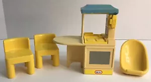 Sillas de cocina amarillas vintage Little Tikes para casa de muñecas asiento de bebé e isla de cocina - Imagen 1 de 18