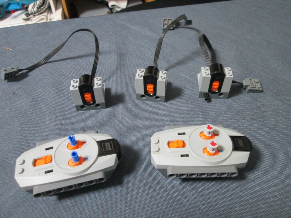 Lego Power Functions  - 2 Fernbedienungen und 3 Empfänger  -  Version 1 - Bild 1 von 1