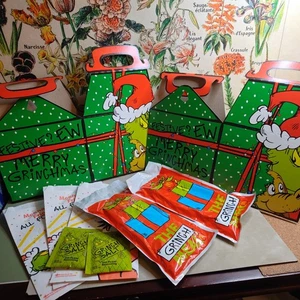 x2 Calcetines MCDONALD'S THE GRINCH FOOD NUEVOS PRECINTADOS (¿ROJO?) Caja de sal de eneldo con bolsas agitadoras - Imagen 1 de 8