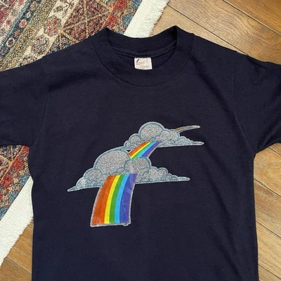 复古 20 世纪 70 年代 Rainbow Clouds 闪耀图案 T 恤,尺寸 S — 第 1/4 张图片
