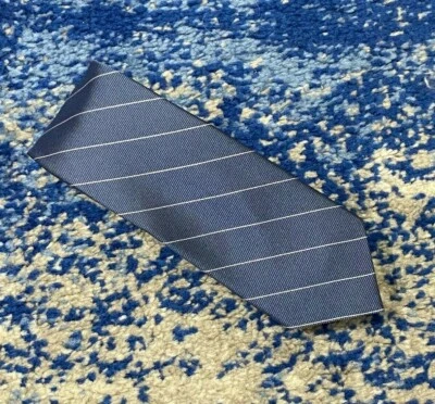 Corbata estrecha delgada William Rast azul plateado blanco rayas sesgadas 100 % seda  Foto 1 de 4