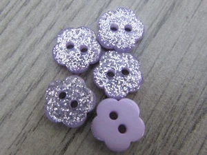 15 mm Flieder Glitzer Blumen Knöpfe 2 Loch zum Annähen in Packungsgrößen 5, 10 oder 20 - Bild 1 von 1