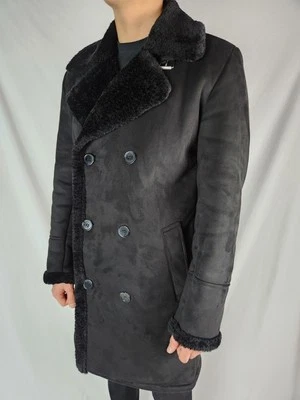 Abrigo negro Guess cálido de piel sintética de oveja de doble botonadura para hombre talla pequeña Foto 1 de 4