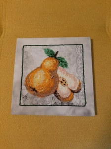 Handstickerei mit Perlen,Motiv Früchte , auf Leinwand im Keilrahmen,23*23cm - Bild 1 von 2