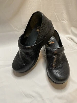 Dansko Womens Professional XP 2.0 Black Floral Tooled Leather Clog Shoes Sz 6/36 - Image 1 of 4