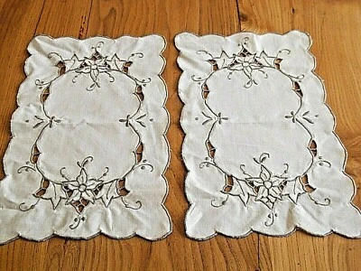 2 napperons rectangulaires brodes gris sur fond bis ( 30 x 19 cms ) - Photo 1/3