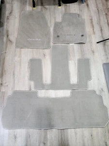 GMC ACADIA DENALI FLOOR MATS CARPET COVER LINER OEM 2020 - 2021 -SET LIGHT GRAY - Foto 1 di 14