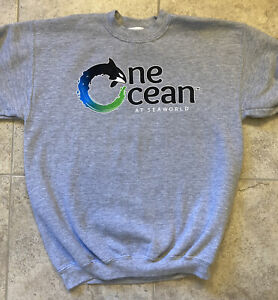 One Ocean At Seaworld Shamu Light Gray Crew Neck Sweatshirt Size Youth Large