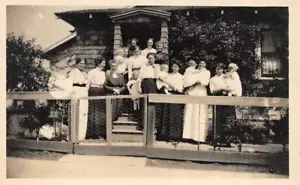 RPPC, grupo de mujeres y niños frente a casa 1914 postal con foto real - Imagen 1 de 2