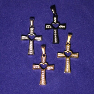 Collar Cruz Acero Inoxidable con Corazón Centro con Incrustación de Cristal Foto 1 de 2