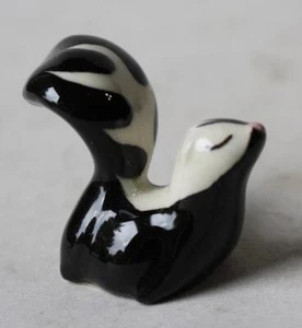 Figura de mofeta miniatura pequeña pintada a mano hueso China ojos de mofeta figura cerrada - - Imagen 1 de 1