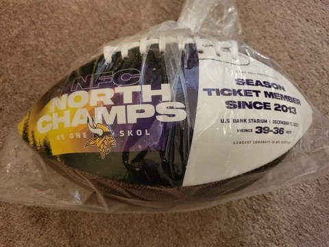 MINNESOTA VIKINGS NFC CHAMPS SEASON TICKET HOLDER FOOTBALL NEW IN BAG Cover