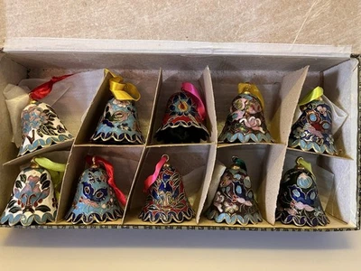 Juego de 10 adornos navideños esmaltados cloisonné chinos de la década de 1940 campanas y golpeador de jade Foto 1 de 4