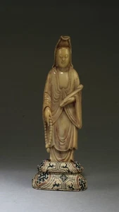 Estatua de Guanyin de piedra jabonera china. Viene equipado con un soporte. - Imagen 1 de 7