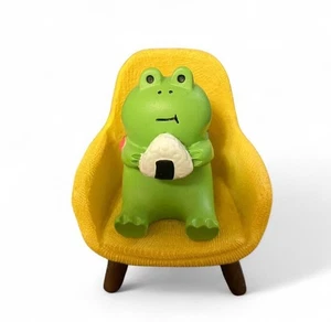 Süße Frosch Mini Figur auf Stuhl - Bild 1 von 4