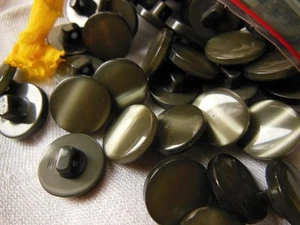 Lot 24 boutons marron gris  lumineux à pied couture mercerie diamètre 1,3 cm TA - Picture 1 of 1