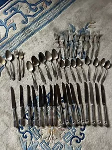 Lotto di 43 cucchiai per posate vintage assortiti placcati in argento forchette coltelli - Foto 1 di 7