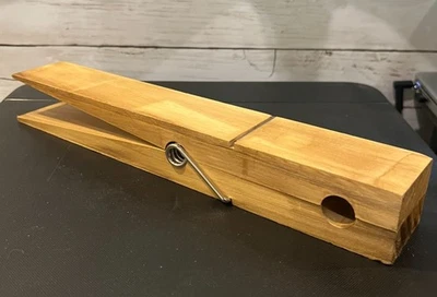 Pinza de madera gigante acento decorativo 12 pulgadas con resorte rústico Foto 1 de 4