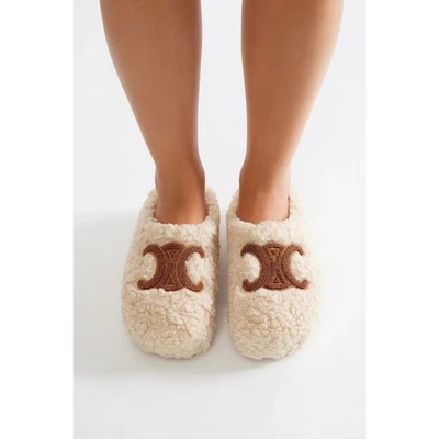 Zapatillas sin cordones Sherpa crema para mujer con logotipo de triunfo marrón Foto 1 de 4