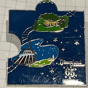 Kartenpuzzle - Space Mountain Autopia Logo - Loungefly Disneyland 65. Mystery Pin - Bild 1 von 3