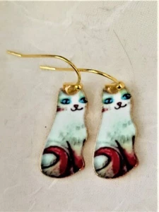 HANDWERKLICHE HANDGEFERTIGTE EMAILLIERTE BUNTE KATZEN OHRRINGE MIT VERGOLDUNG - Bild 1 von 3