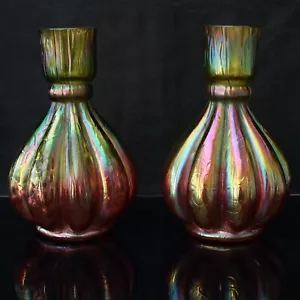 Coppia di vasi a lobi in vetro Art Nouveau boemo verde iridescente a mirtillo - Foto 1 di 24