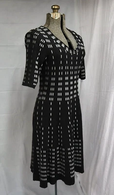 Gabby Skye Sweater Dress B&W Short Sleeve Knee Length Size XL Fits Like a Size L - Image 1 of 4