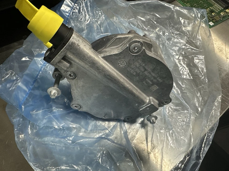 BMW ORIGINAL N63/ S63 New Vacuum Pump #11668605976 OEM - Image 1 of 4
