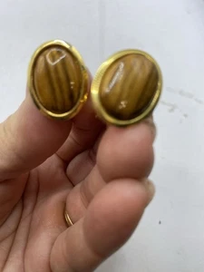 Vintage Clip On Earnings Gold Tone Wood Color Center Pre Owned - Picture 1 of 3