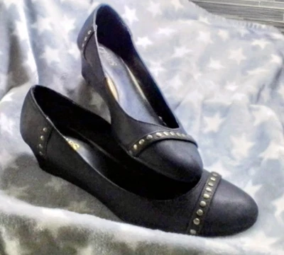 Zapatos de plataforma talla 9 chaps negros para mujer de 1-1/2 pulgadas con tachuelas doradas Foto 1 de 4