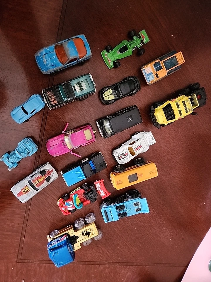 Lote misto de vários carros Hotwheels/matchbox alguns vintage Mojorette, Yatming etc. - Imagem 1 de 4