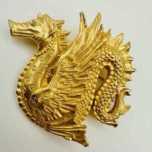 Vintage MMA 1990 Geflügeltes Seeungeheuer Ketos Wolf Fisch 24K Gold Galvanoplate Anstecknadel Brosche - Bild 1 von 6