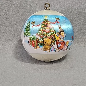 Primer adorno de Navidad para bebé 1979 sello vintage satinado blanco usado 3" - Imagen 1 de 12