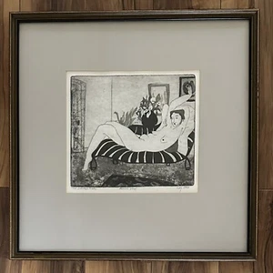 Das gestreifte Sofa von Marcia Clay - künstlerbeständige Radierung einer nackten Frau liegend - Bild 1 von 2