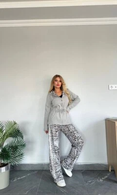 Traje gris con estampado de leopardo Foto 1 de 3