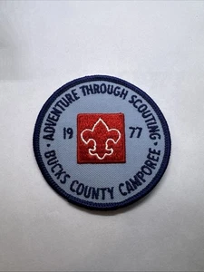 Patch BSA 1977 Bucks County Camporee Avventura Attraverso Scoutismo - Foto 1 di 1