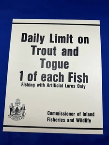C.1965 Neu aus altem Lagerbestand Maine Spielwächter DAILY LIMIT TROUT, TOGUE Beschilderung 11 Zoll x 9 Zoll Lagerdekoration - Bild 1 von 2