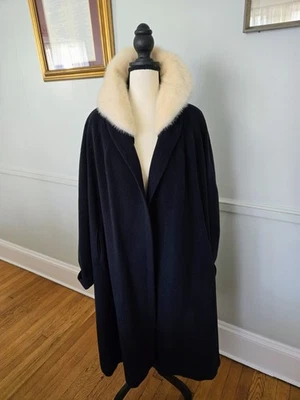 Abrigo Franklin Simon Vintage Azul Marino Cachemira Columpio Con Cuello de Piel de Visón Blanco Foto 1 de 4