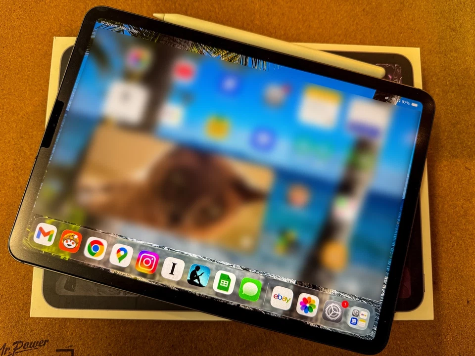 Apple iPad Pro, 11-inch (1st Gen) 256GB WIFI + 4G  with Apple Pencil and Box - Image 1 of 4