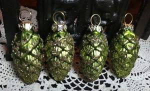 Ornamenti vintage (4) 3" vetro verde goffrato/oro glitter capovolti "A" su tappo - Foto 1 di 5