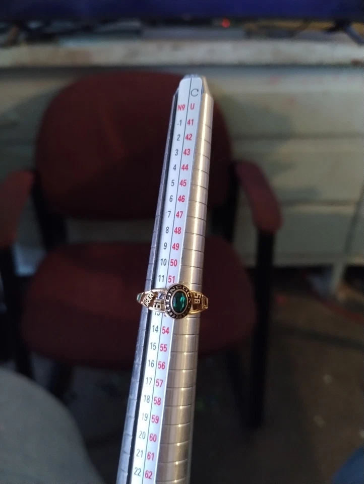 Anillo Clase Mujer Talla 6 Chapado en Oro Arte Tallado Piedra Verde Foto 1 de 4