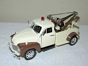 1953 CHEVROLET CHEVY TOW WRECKER 1:24 OPENING HOOD, DOORS & TOWBAR - Picture 1 of 12