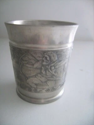 Grande timbale ancienne en étain "T.B." à décor de scène de chasse et de guerre - Photo 1/4