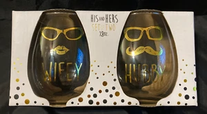 His and Hers 2er Set Weingläser von American Atelier Wifey Hubby 18 Unzen Neu im Karton - Bild 1 von 4